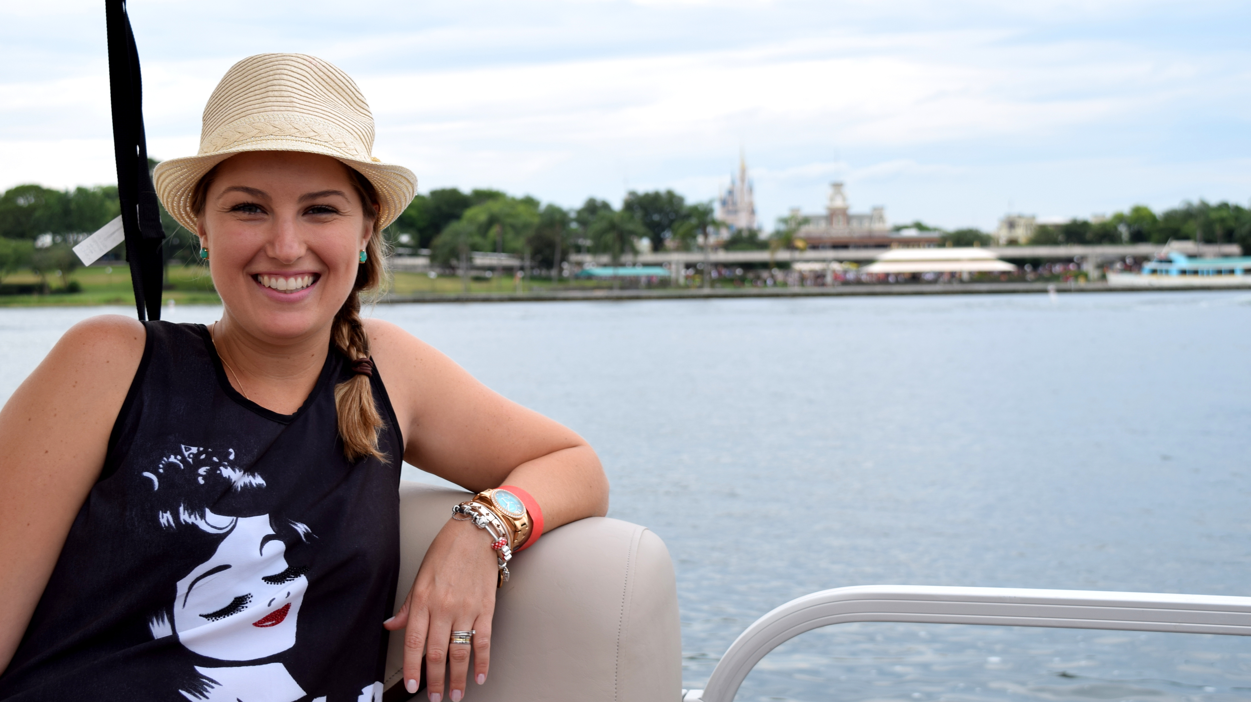 Passeio de barco na lagoa do Magic Kingdom