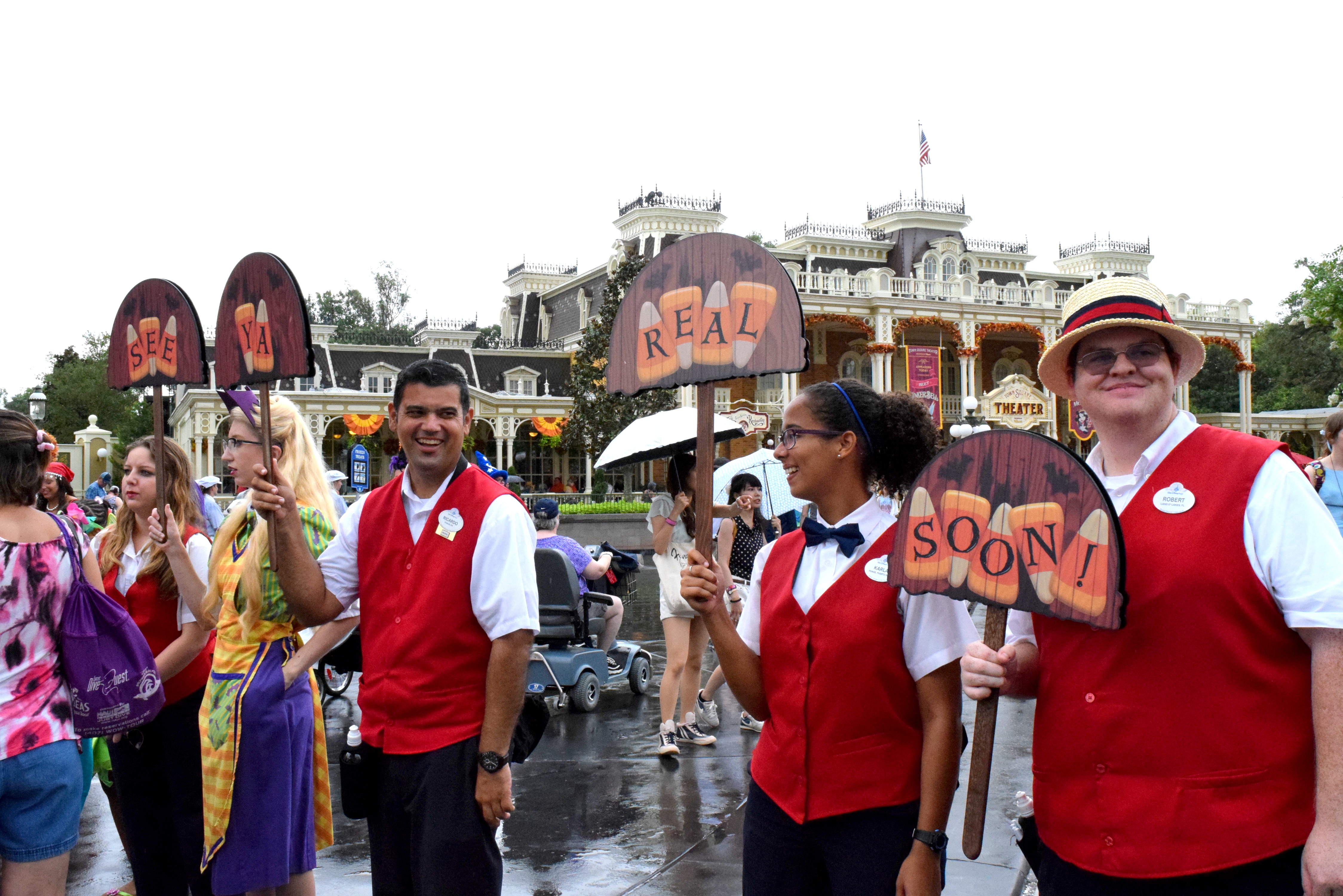 Cast Members (funcionários da Disney) se despedindo de quem tem que deixar o parque às 19h.