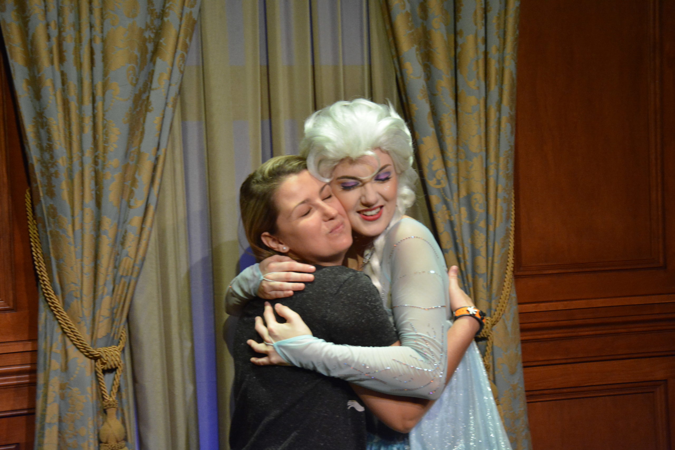 Encontro com Anna e Elsa e a tão falada Montanha-russa dos Sete Anões