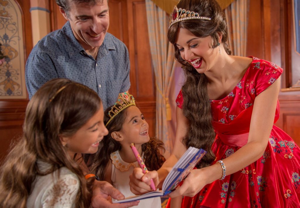 princesa-elena-de-avalor-recebe-os-visitantes-no-princess-fairytale-hall-no-magic-kingdom-credito-david-roark-1-1