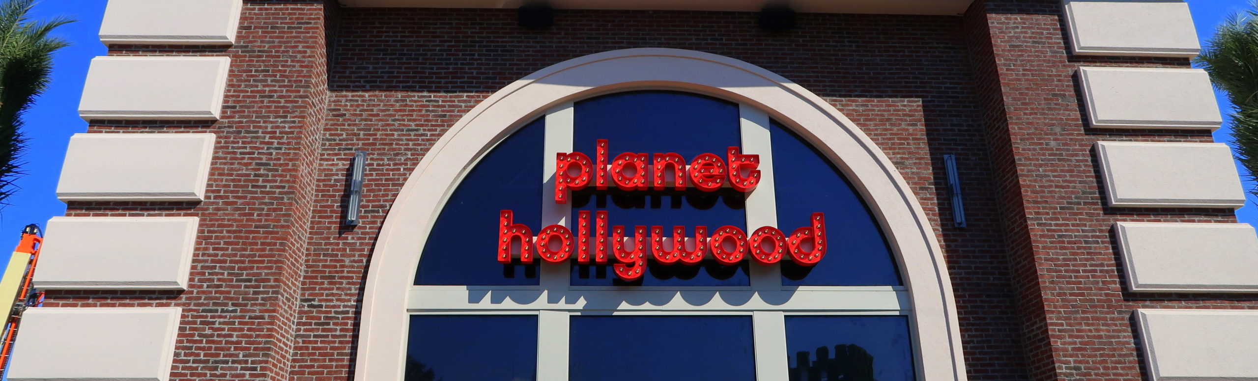 Como são os restaurantes D-Luxe Burger, Planet Hollywood e Paddlefish