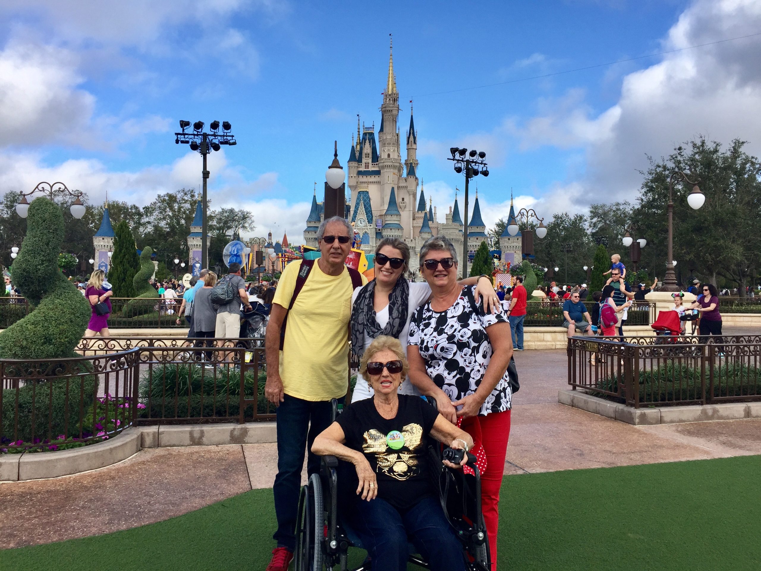 Disney com idosos, cadeirantes e portadores de deficiência