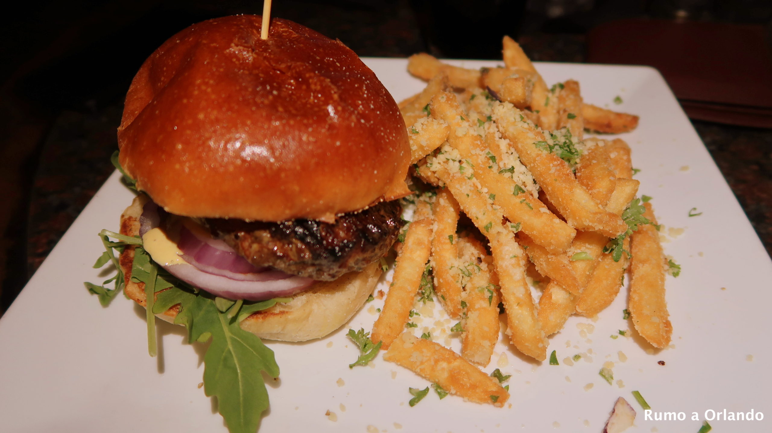 Como é o The Whiskey Burger - o melhor hambúrguer de Orlando