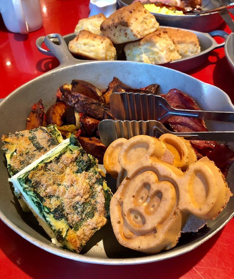 Como é o café da manhã no restaurante Whispering Canyon Cafe