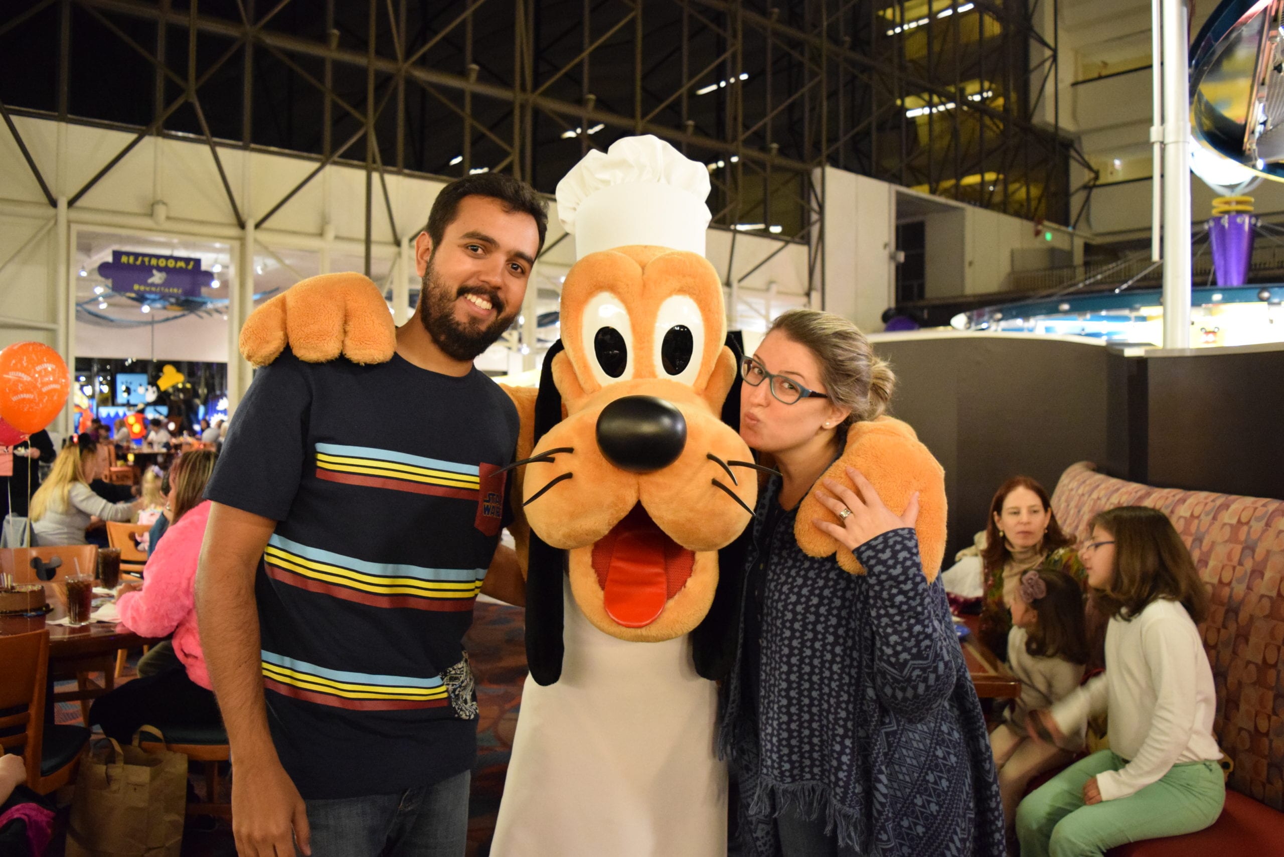 Como está sendo a refeição com personagens na Disney de Hong Kong