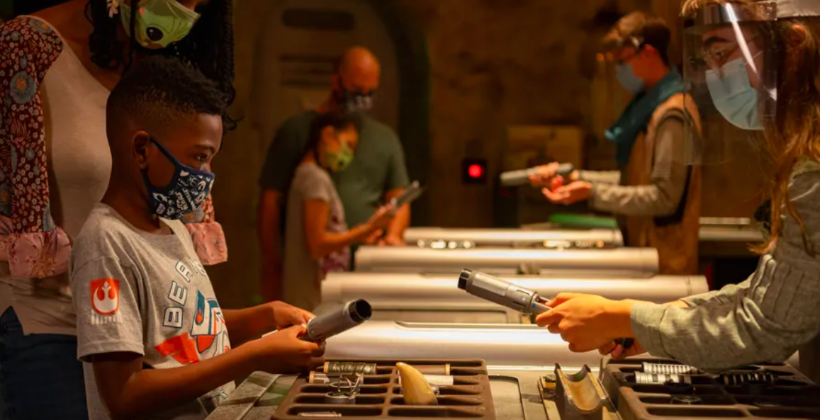 Disney confirma a reabertura da loja para montar sabres de luz