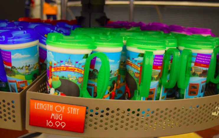 Caneca refil Disney já está sendo abastecida pelo próprio visitante