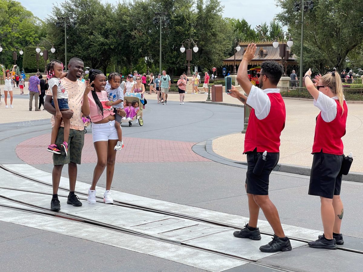 Fotógrafos da Disney voltam a fotografar com celulares de visitantes