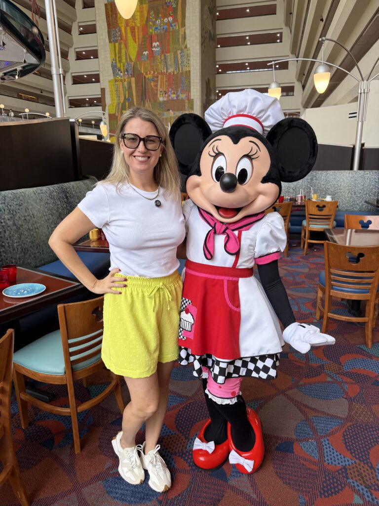 cafe com personagens disney