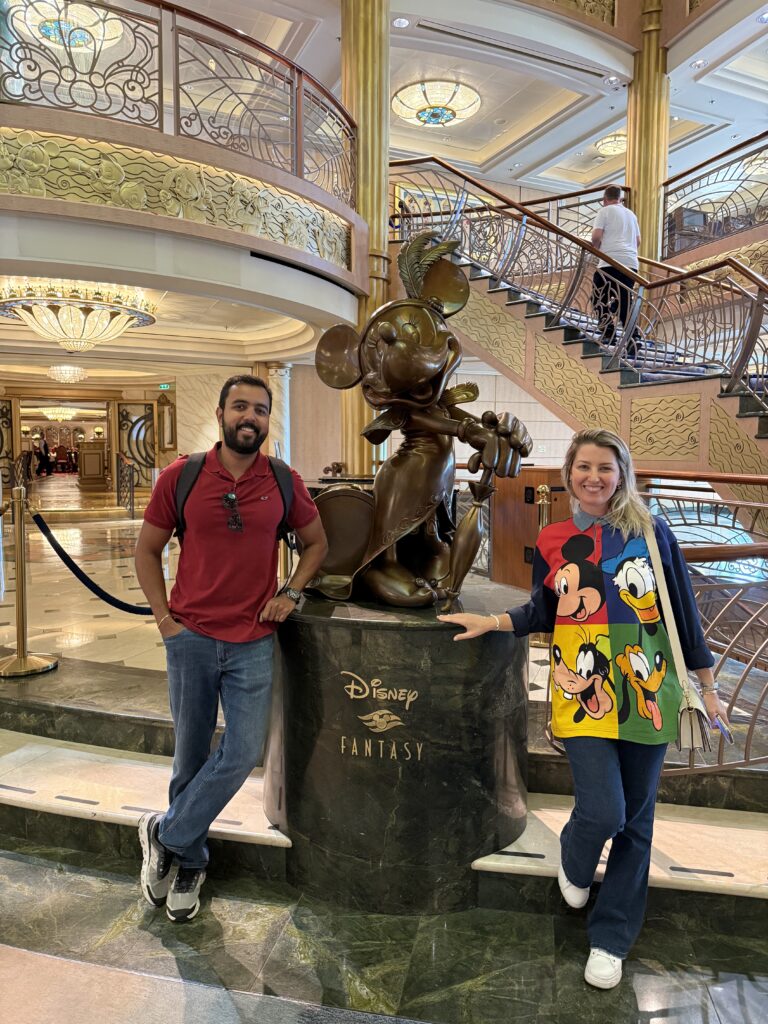 estatua grand hall disney fantasy