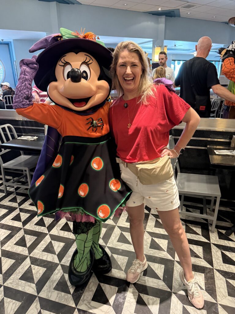 Café com personagens no Hollywood & Vine